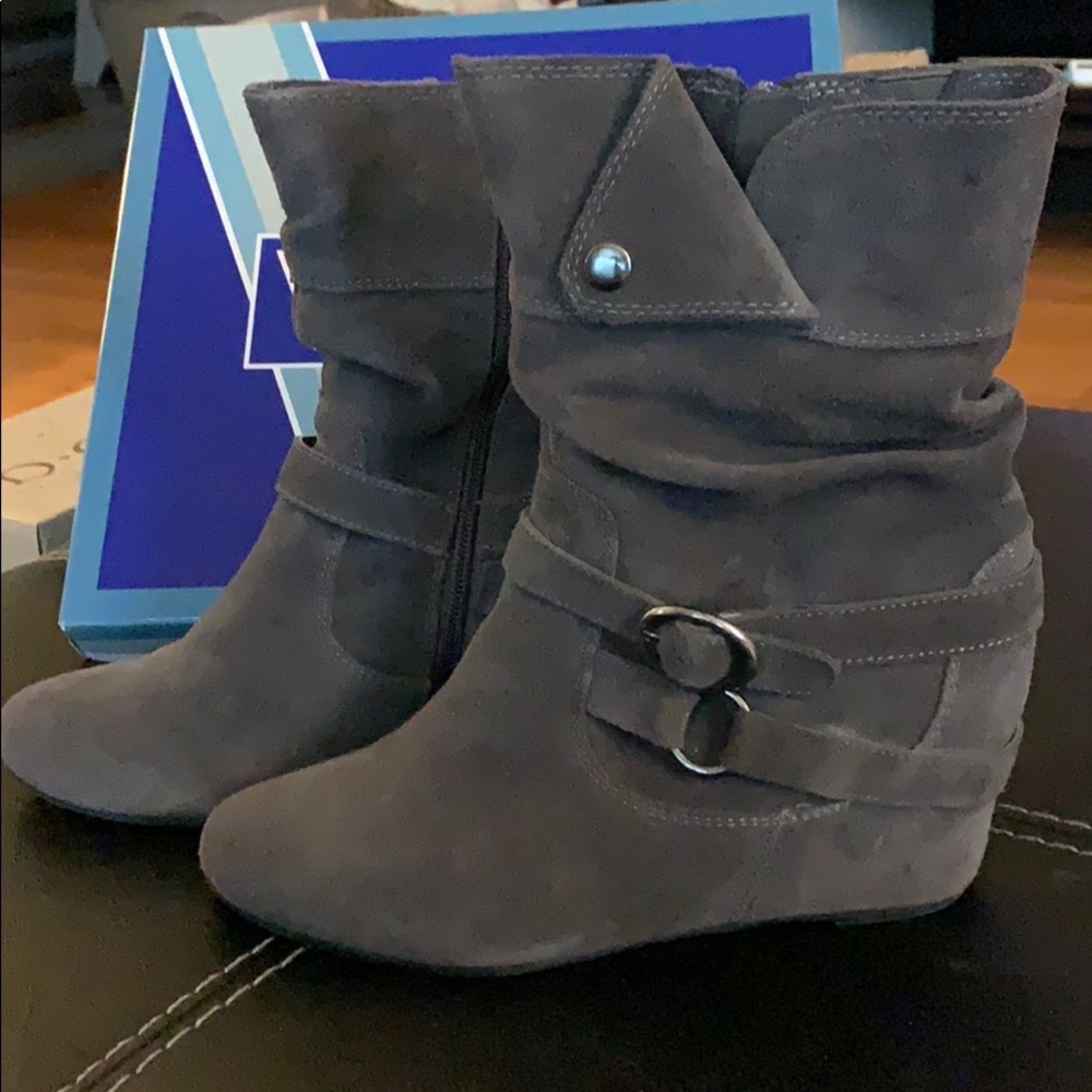 White Mountain Suede Boots